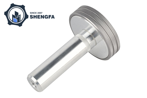 Quels sont respectivement les principaux avantages du forgeage et du moulage ?